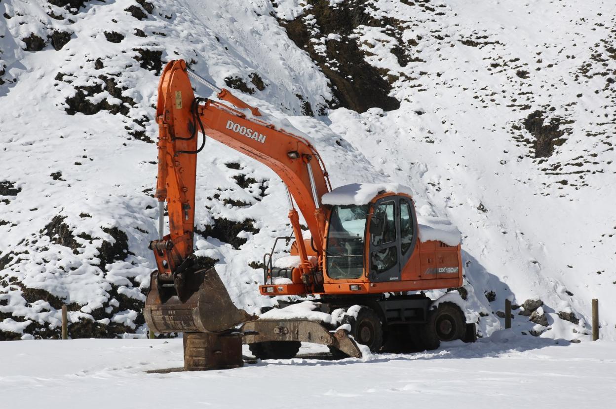 Maquinaria de obra en la carretera de Sotres, en la parte cabraliega del Parque Nacional. 
