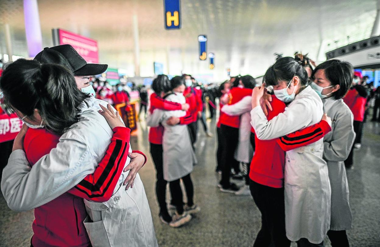 Calurosa despedida a los médicos que se desplegaron en Wuhan. 