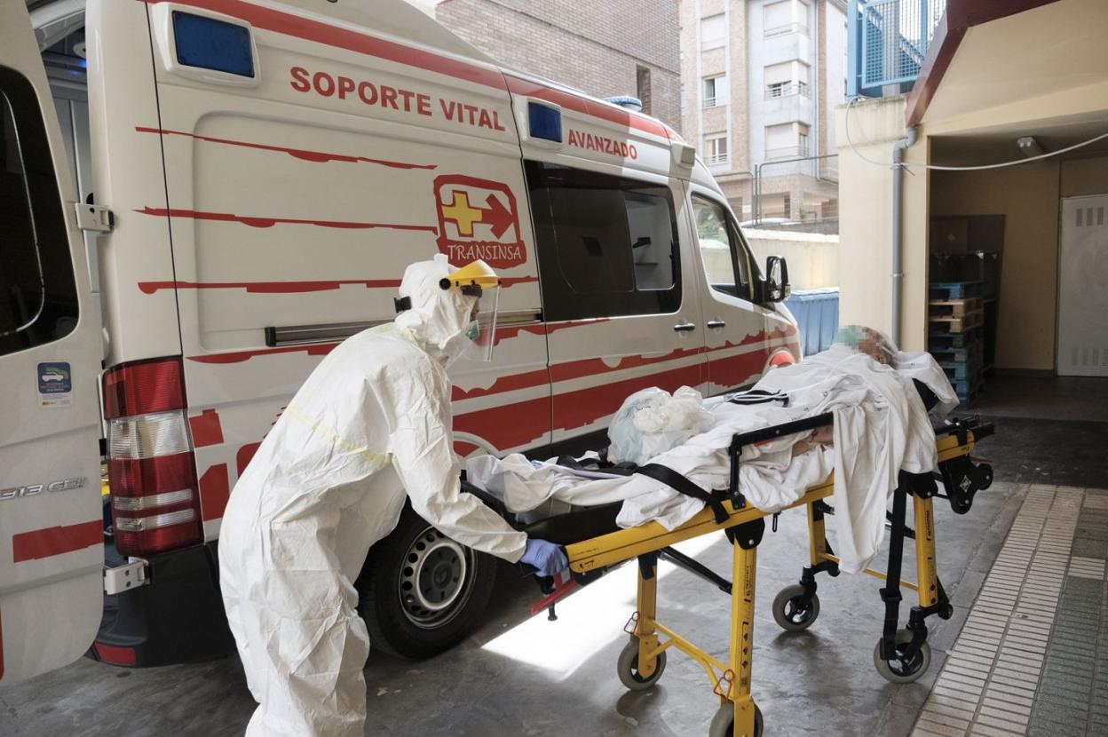 Traslado de un paciente del Hospital de Cabueñes al Begoña. 