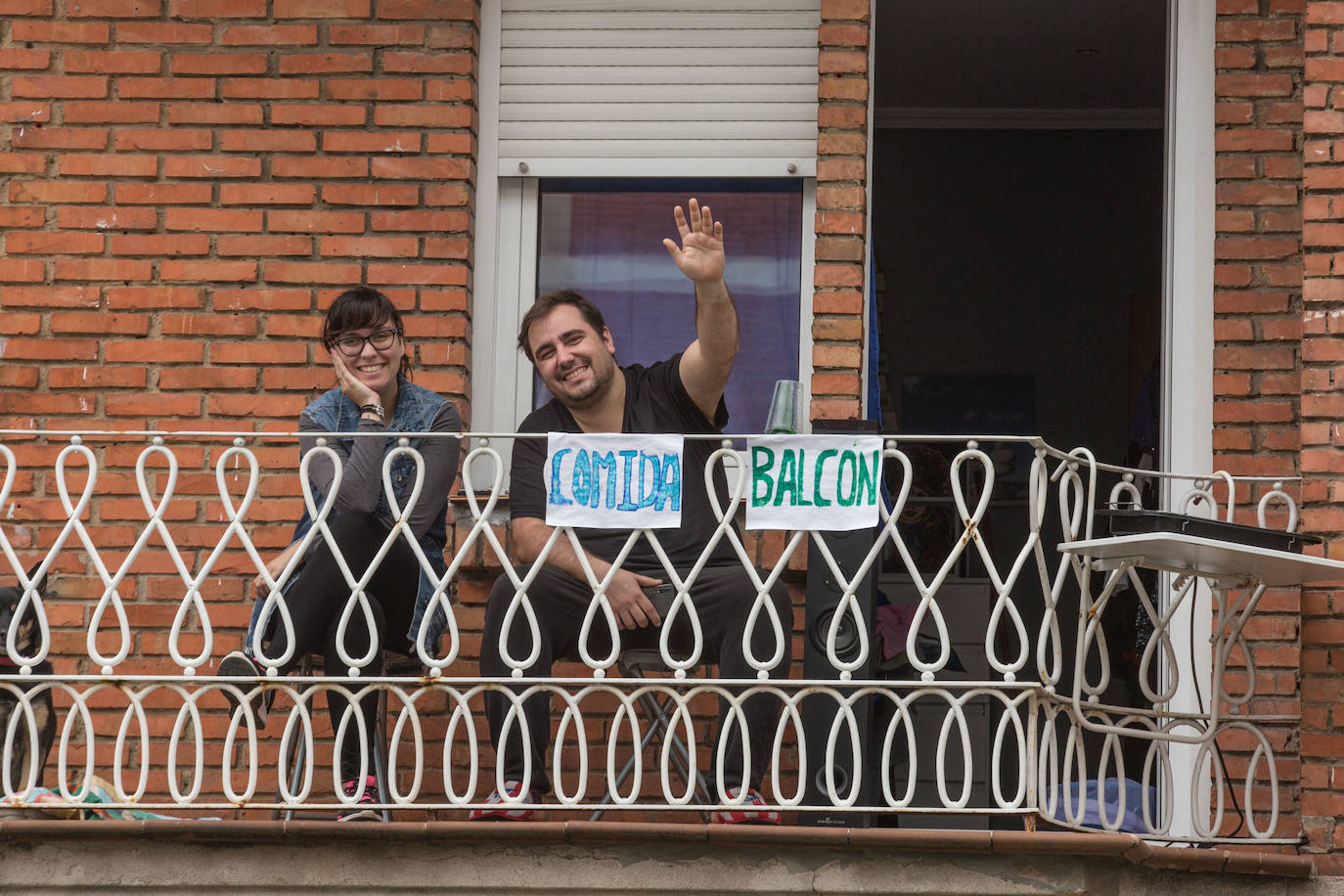 Avilés es fiel a sus tradiciones y el coronavirus no va a cambiar esta realidad. Los avilesinos han decidido celebrar, como cada año, la Comida en la Calle. Eso sí, en esta edición lo harán acompañados por sus vecinos y desde los balcones de sus casas. 