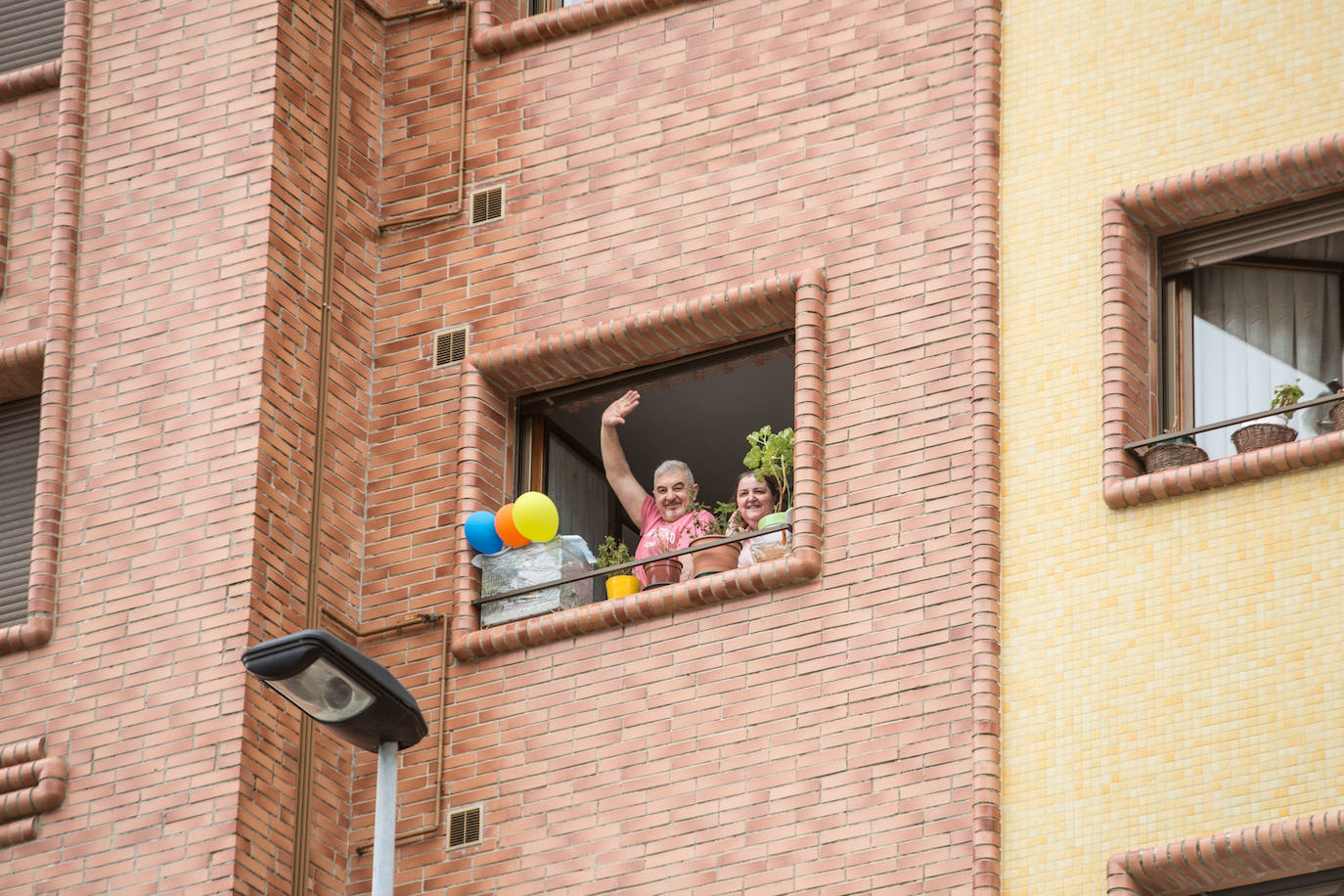 Avilés es fiel a sus tradiciones y el coronavirus no va a cambiar esta realidad. Los avilesinos han decidido celebrar, como cada año, la Comida en la Calle. Eso sí, en esta edición lo harán acompañados por sus vecinos y desde los balcones de sus casas. 