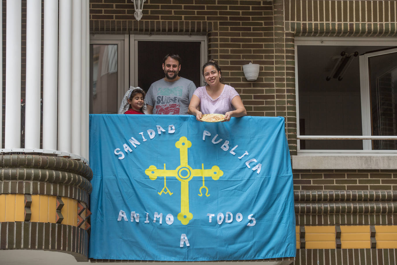 Avilés es fiel a sus tradiciones y el coronavirus no va a cambiar esta realidad. Los avilesinos han decidido celebrar, como cada año, la Comida en la Calle. Eso sí, en esta edición lo harán acompañados por sus vecinos y desde los balcones de sus casas. 