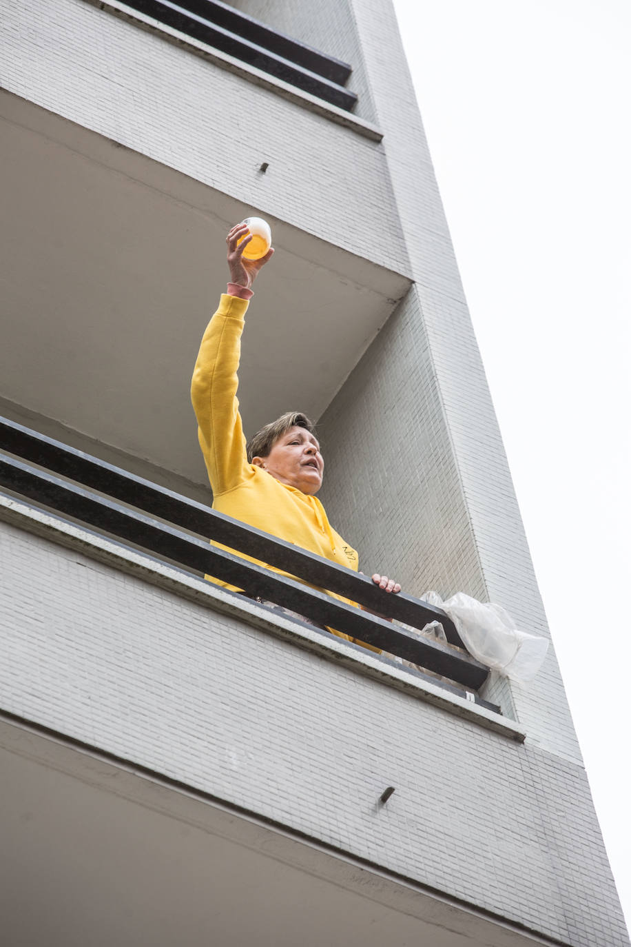 Avilés es fiel a sus tradiciones y el coronavirus no va a cambiar esta realidad. Los avilesinos han decidido celebrar, como cada año, la Comida en la Calle. Eso sí, en esta edición lo harán acompañados por sus vecinos y desde los balcones de sus casas. 