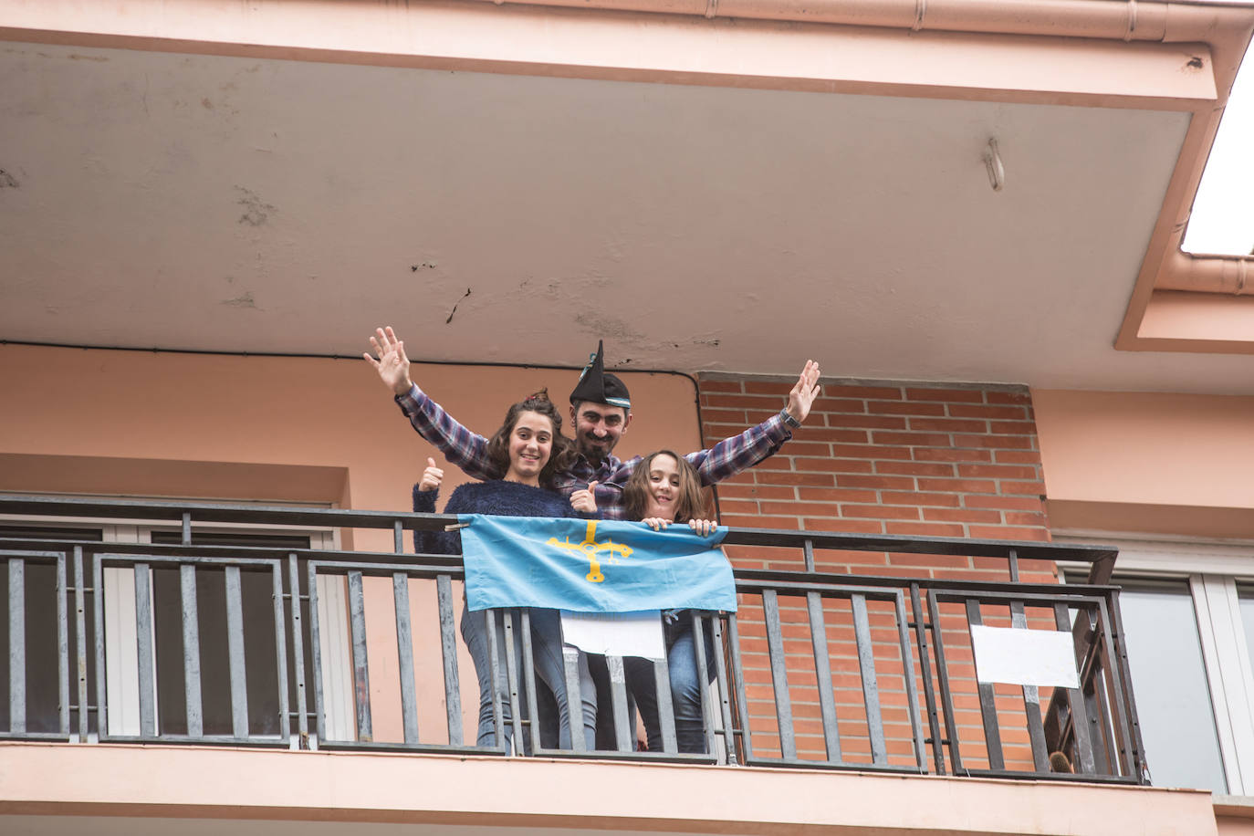 Avilés es fiel a sus tradiciones y el coronavirus no va a cambiar esta realidad. Los avilesinos han decidido celebrar, como cada año, la Comida en la Calle. Eso sí, en esta edición lo harán acompañados por sus vecinos y desde los balcones de sus casas. 