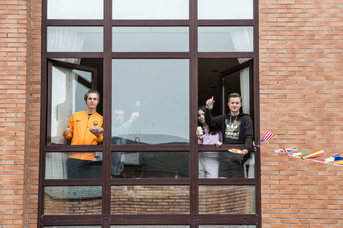 Avilés es fiel a sus tradiciones y el coronavirus no va a cambiar esta realidad. Los avilesinos han decidido celebrar, como cada año, la Comida en la Calle. Eso sí, en esta edición lo harán acompañados por sus vecinos y desde los balcones de sus casas. 