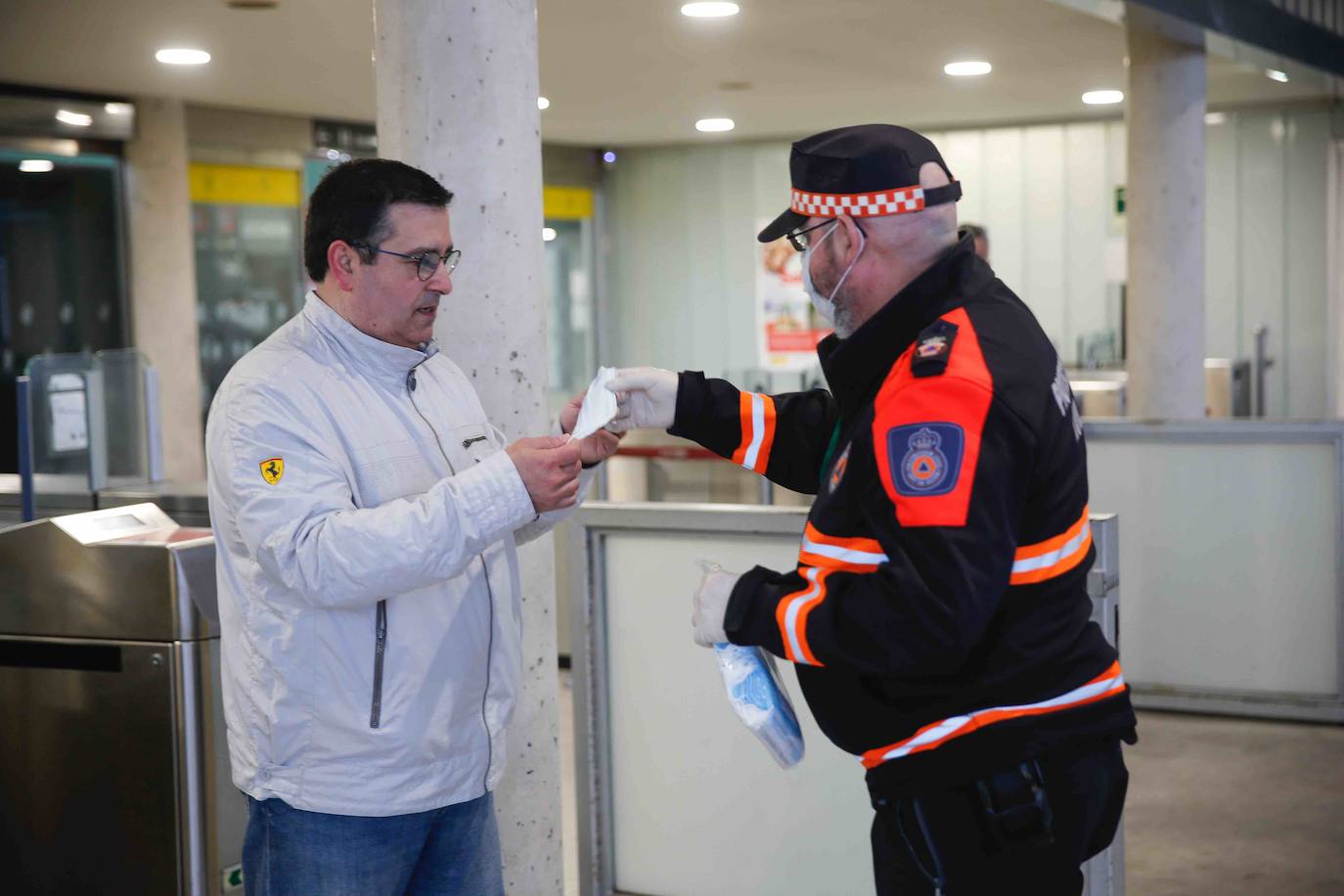 Los voluntarios de Protección Civil se encontraron con pocos trabajadores a los que entregar la protección para usar el transporte público