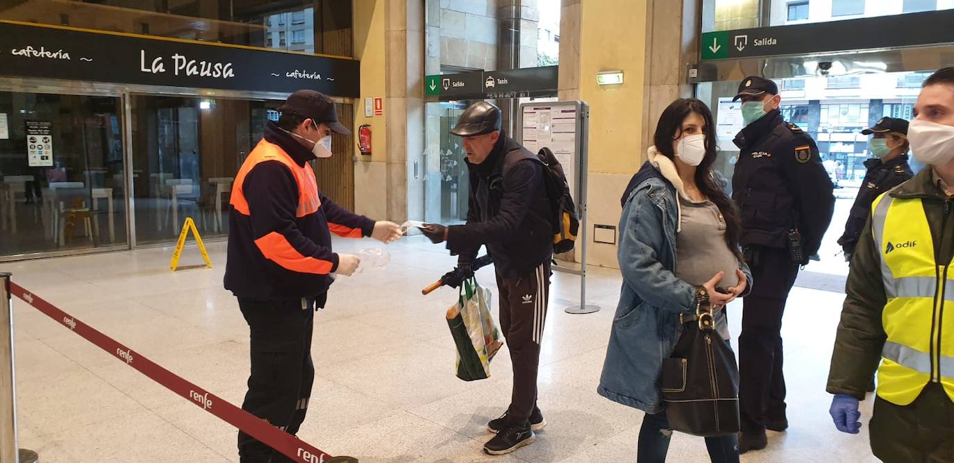 Los voluntarios de Protección Civil se encontraron con pocos trabajadores a los que entregar la protección para usar el transporte público