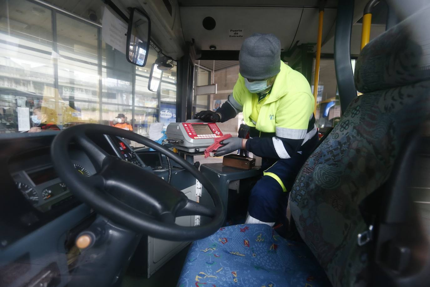 Los voluntarios de Protección Civil se encontraron con pocos trabajadores a los que entregar la protección para usar el transporte público