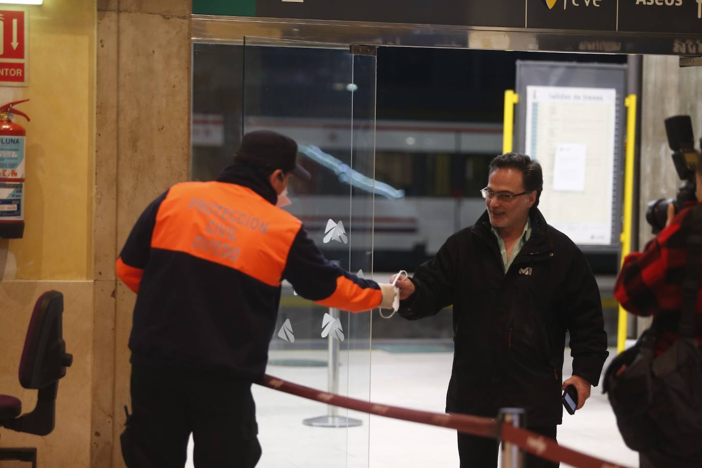 Los voluntarios de Protección Civil se encontraron con pocos trabajadores a los que entregar la protección para usar el transporte público