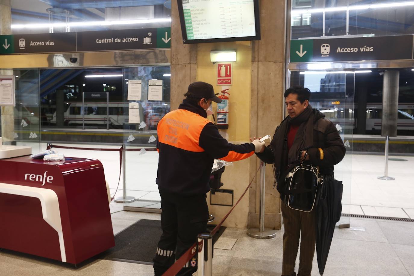 Los voluntarios de Protección Civil se encontraron con pocos trabajadores a los que entregar la protección para usar el transporte público