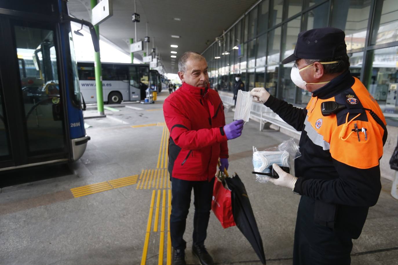 Los voluntarios de Protección Civil se encontraron con pocos trabajadores a los que entregar la protección para usar el transporte público