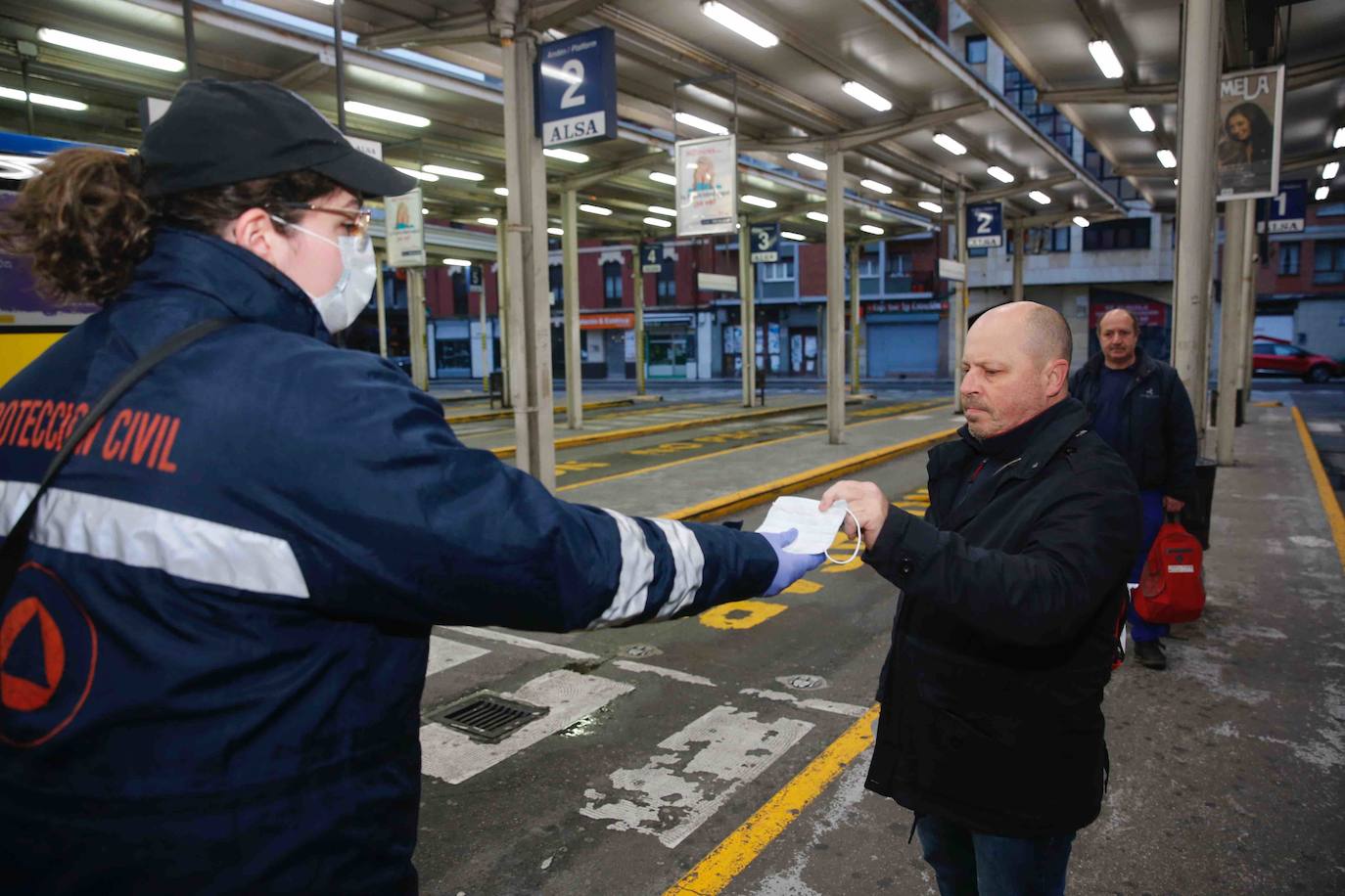 Los voluntarios de Protección Civil se encontraron con pocos trabajadores a los que entregar la protección para usar el transporte público