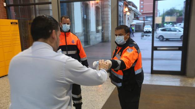 Coronavirus | Asturias reparte hoy 228.000 mascarillas, en las estaciones de bus, tren y líneas de transporte