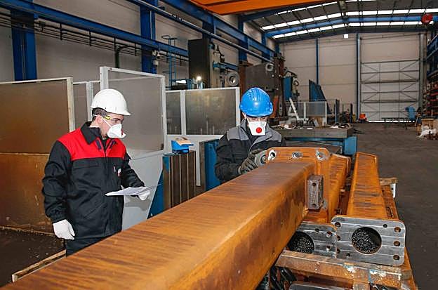 Trabajadores de INGOAL, en el polígono de Lloreda, se reincorporan a su puesto con mascarilla.