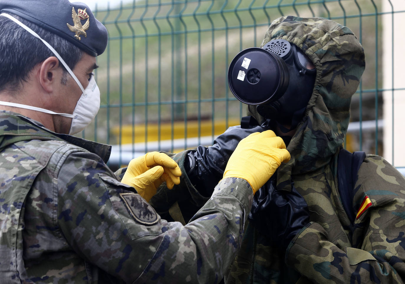 Efectivos del Regimiento de Infantería 'Príncipe' 3 del cuartel de Cabo Noval visitaron este lunes la Residencia Ovida de Oviedo para limpiar y desinfectar las instalaciones en el marco de las medidas de contención del COVID-19.