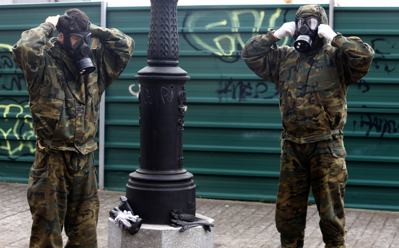 Efectivos del Regimiento de Infantería 'Príncipe' 3 del cuartel de Cabo Noval visitaron este lunes la Residencia Ovida de Oviedo para limpiar y desinfectar las instalaciones en el marco de las medidas de contención del COVID-19.