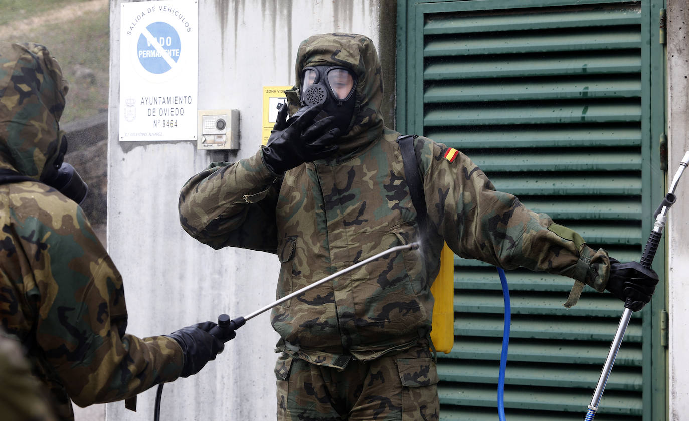 Efectivos del Regimiento de Infantería 'Príncipe' 3 del cuartel de Cabo Noval visitaron este lunes la Residencia Ovida de Oviedo para limpiar y desinfectar las instalaciones en el marco de las medidas de contención del COVID-19.