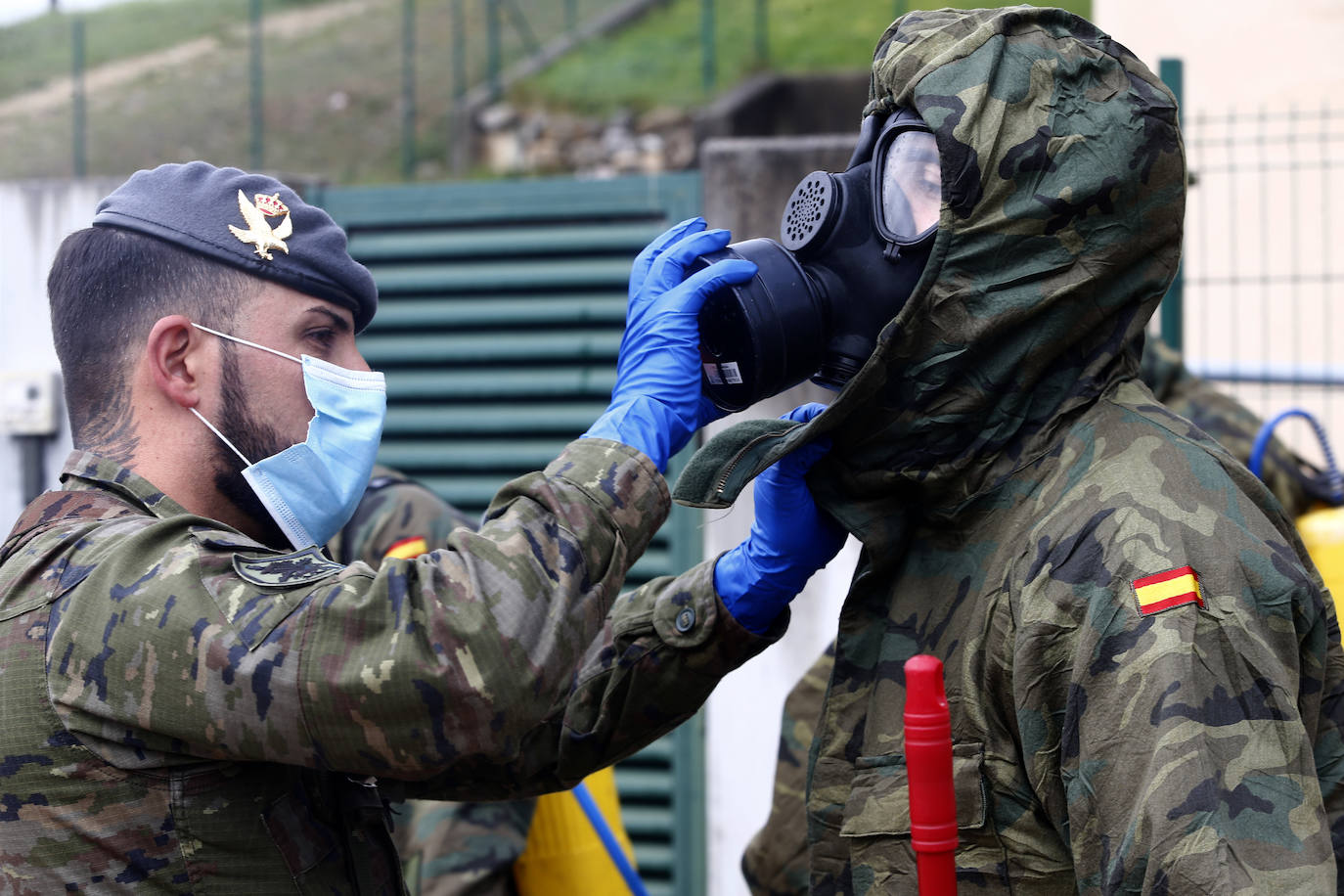 Efectivos del Regimiento de Infantería 'Príncipe' 3 del cuartel de Cabo Noval visitaron este lunes la Residencia Ovida de Oviedo para limpiar y desinfectar las instalaciones en el marco de las medidas de contención del COVID-19.