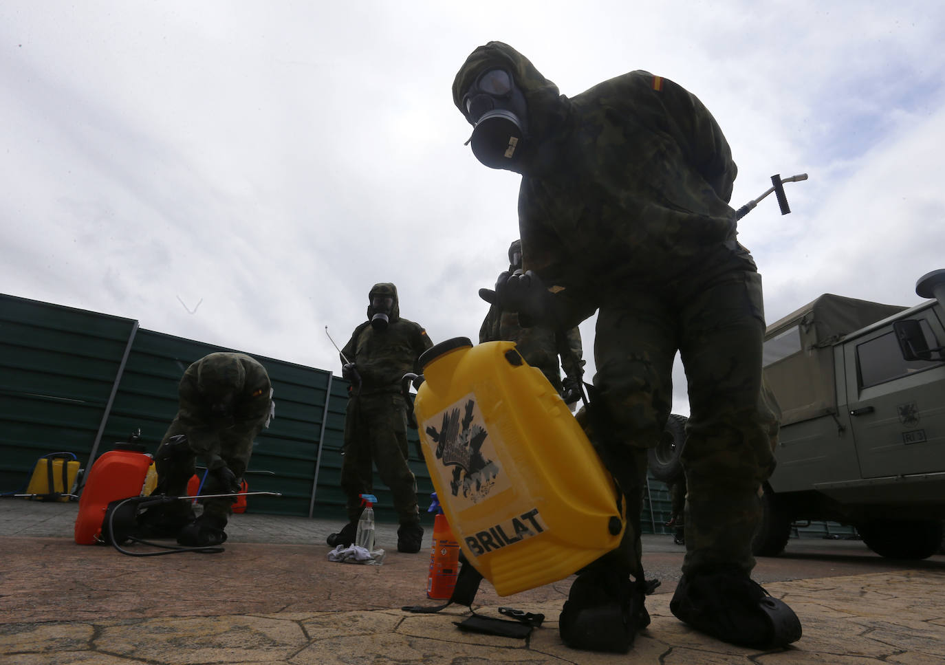 Efectivos del Regimiento de Infantería 'Príncipe' 3 del cuartel de Cabo Noval visitaron este lunes la Residencia Ovida de Oviedo para limpiar y desinfectar las instalaciones en el marco de las medidas de contención del COVID-19.