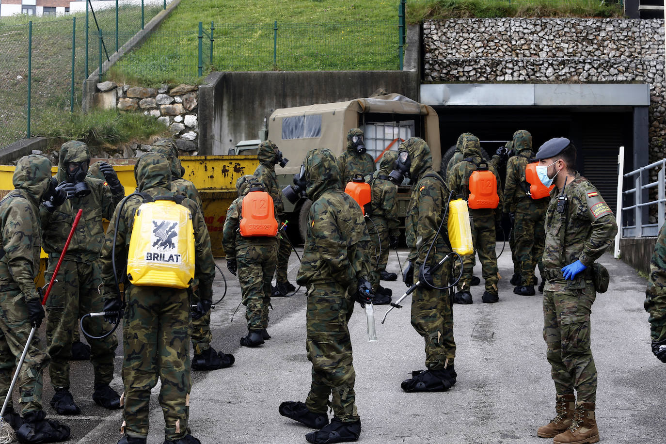 Efectivos del Regimiento de Infantería 'Príncipe' 3 del cuartel de Cabo Noval visitaron este lunes la Residencia Ovida de Oviedo para limpiar y desinfectar las instalaciones en el marco de las medidas de contención del COVID-19.