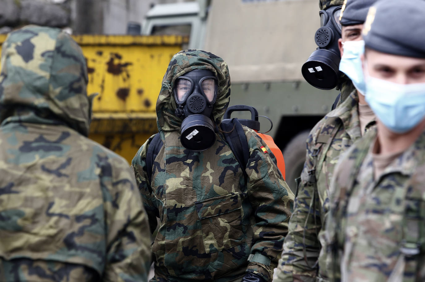 Efectivos del Regimiento de Infantería 'Príncipe' 3 del cuartel de Cabo Noval visitaron este lunes la Residencia Ovida de Oviedo para limpiar y desinfectar las instalaciones en el marco de las medidas de contención del COVID-19.