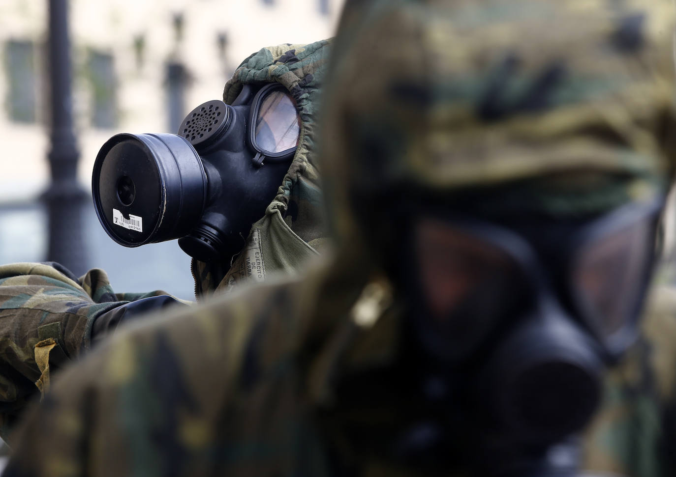 Efectivos del Regimiento de Infantería 'Príncipe' 3 del cuartel de Cabo Noval visitaron este lunes la Residencia Ovida de Oviedo para limpiar y desinfectar las instalaciones en el marco de las medidas de contención del COVID-19.