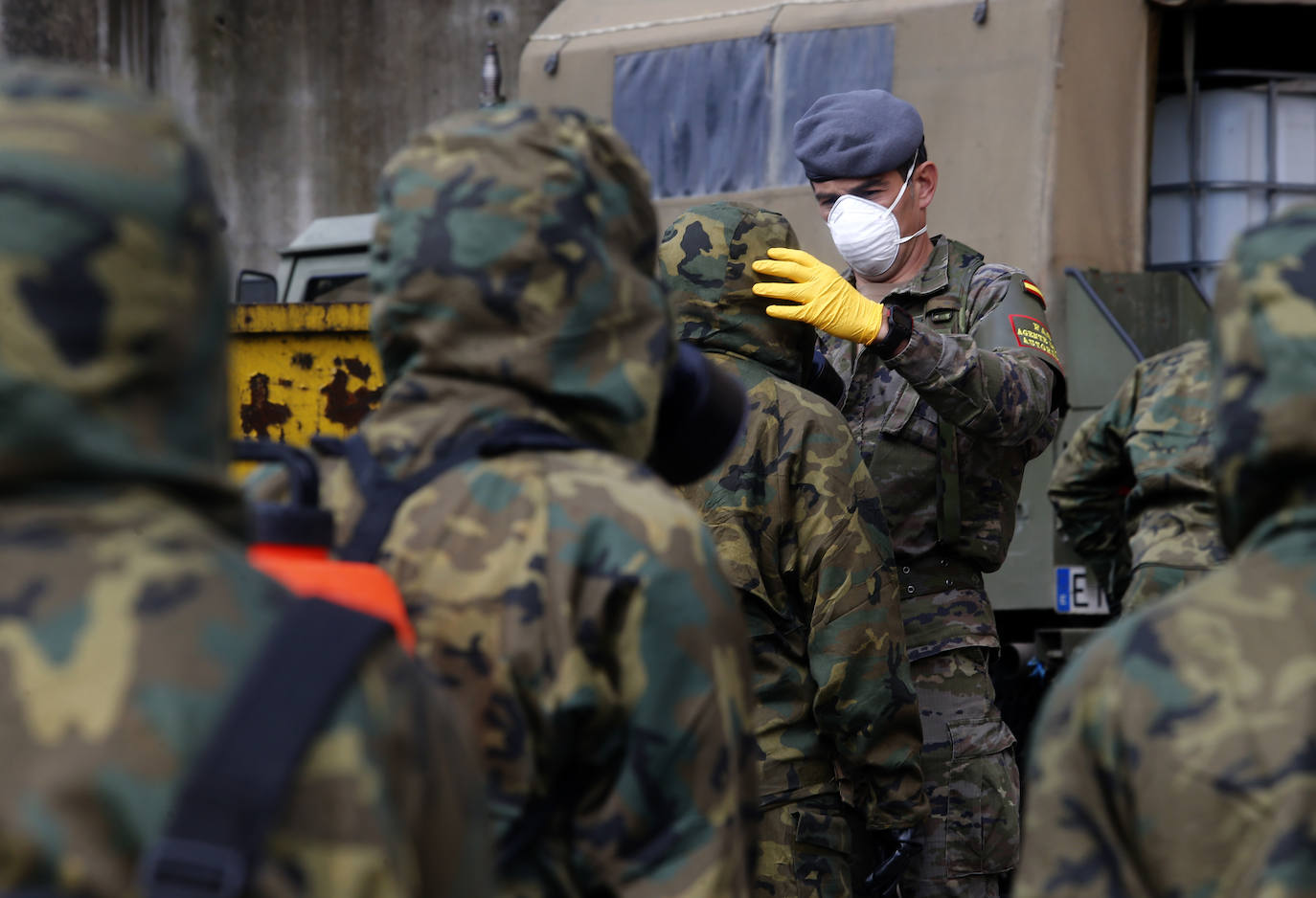 Efectivos del Regimiento de Infantería 'Príncipe' 3 del cuartel de Cabo Noval visitaron este lunes la Residencia Ovida de Oviedo para limpiar y desinfectar las instalaciones en el marco de las medidas de contención del COVID-19.