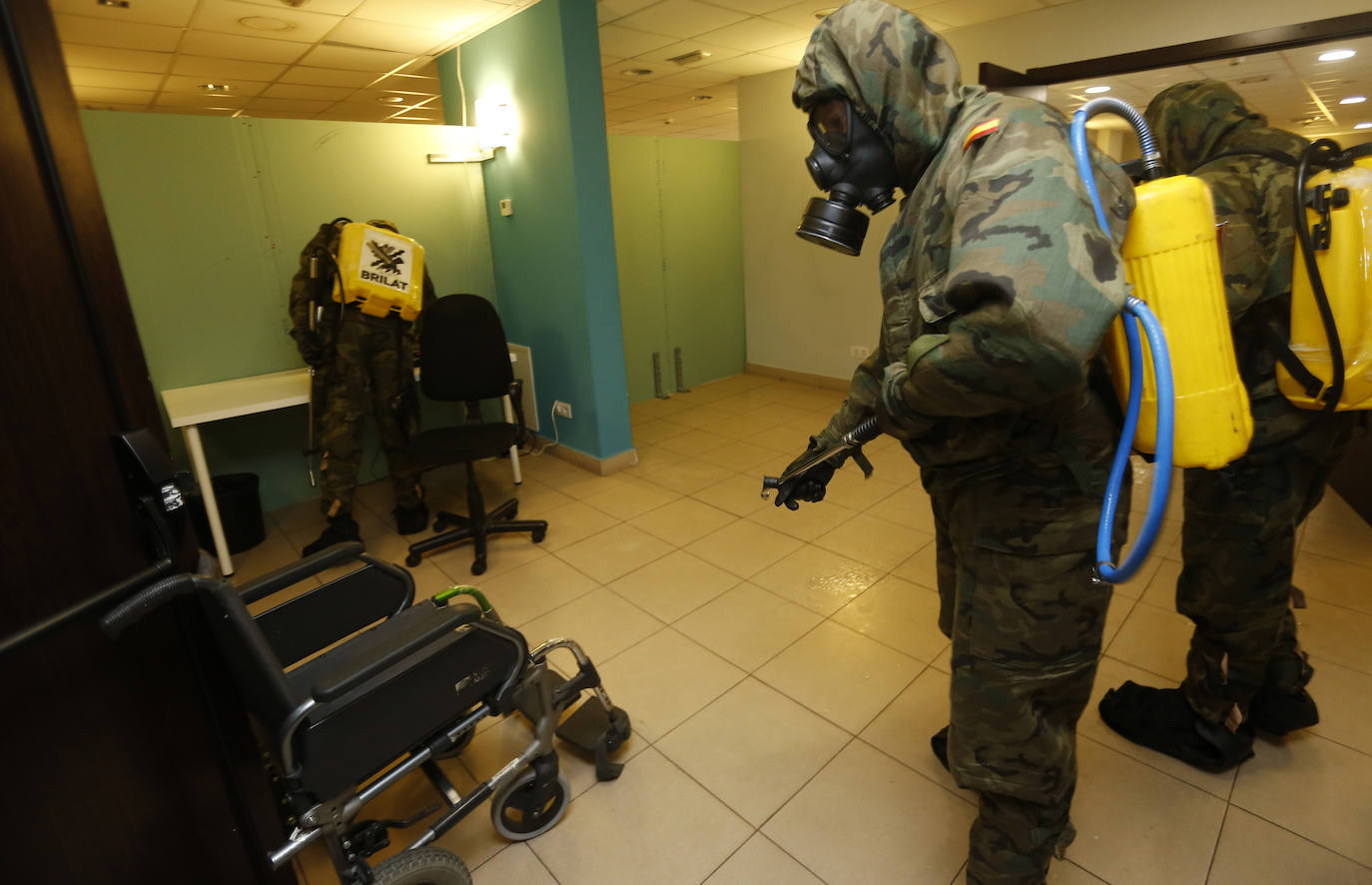 Efectivos del Regimiento de Infantería 'Príncipe' 3 del cuartel de Cabo Noval visitaron este lunes la Residencia Ovida de Oviedo para limpiar y desinfectar las instalaciones en el marco de las medidas de contención del COVID-19.