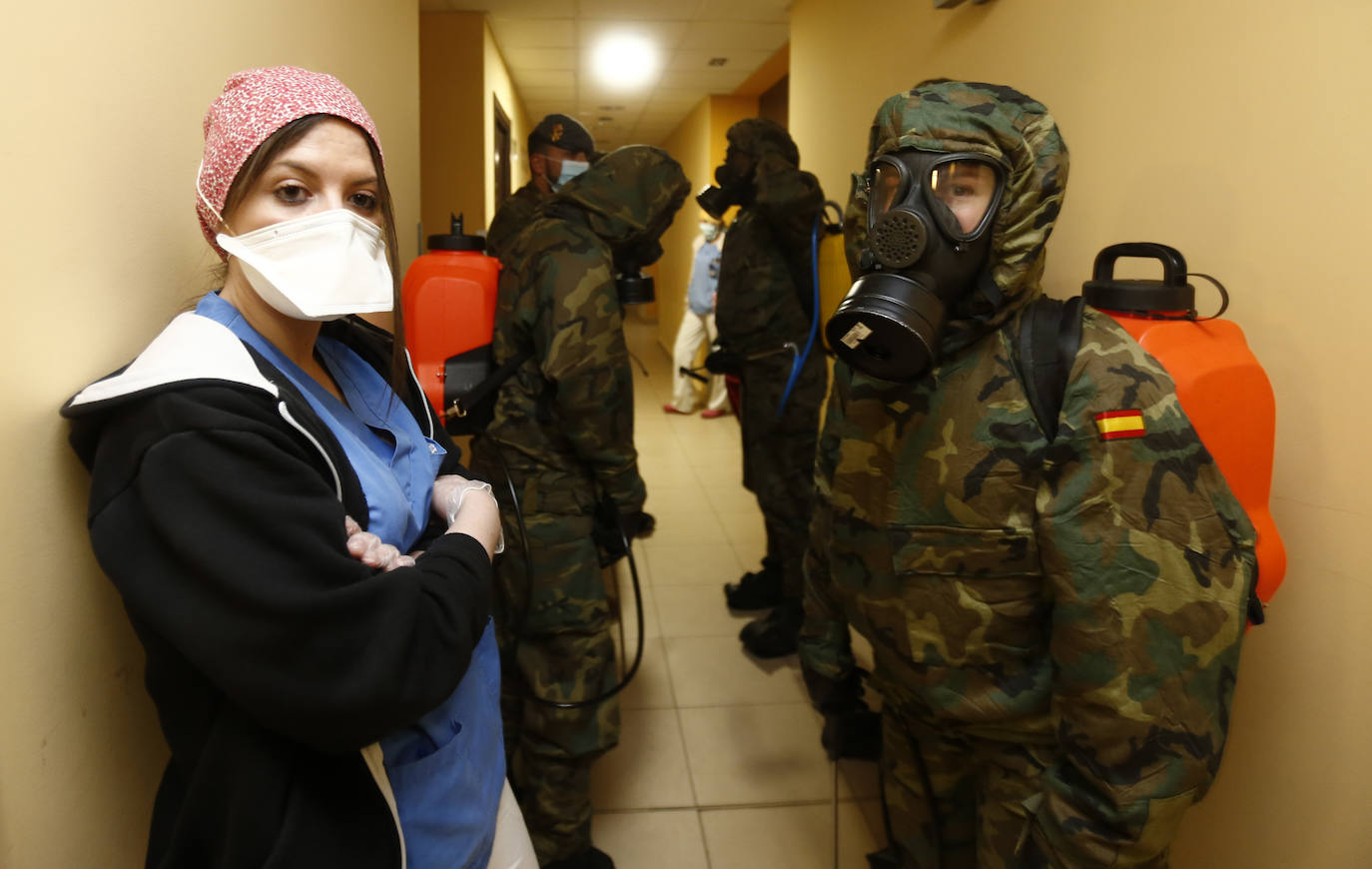 Efectivos del Regimiento de Infantería 'Príncipe' 3 del cuartel de Cabo Noval visitaron este lunes la Residencia Ovida de Oviedo para limpiar y desinfectar las instalaciones en el marco de las medidas de contención del COVID-19.