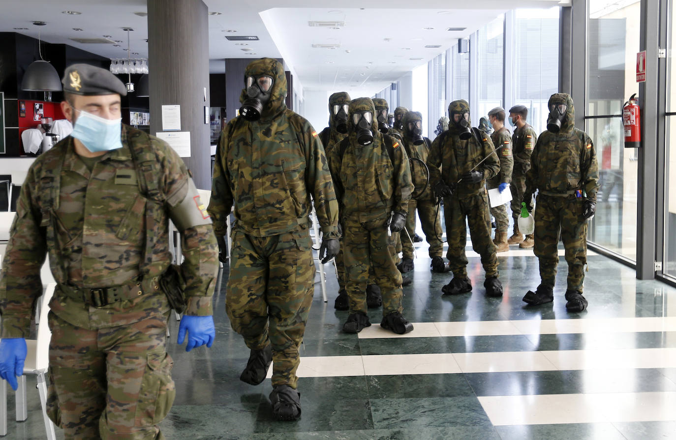 Efectivos del Regimiento de Infantería 'Príncipe' 3 del cuartel de Cabo Noval visitaron este lunes la Residencia Ovida de Oviedo para limpiar y desinfectar las instalaciones en el marco de las medidas de contención del COVID-19.