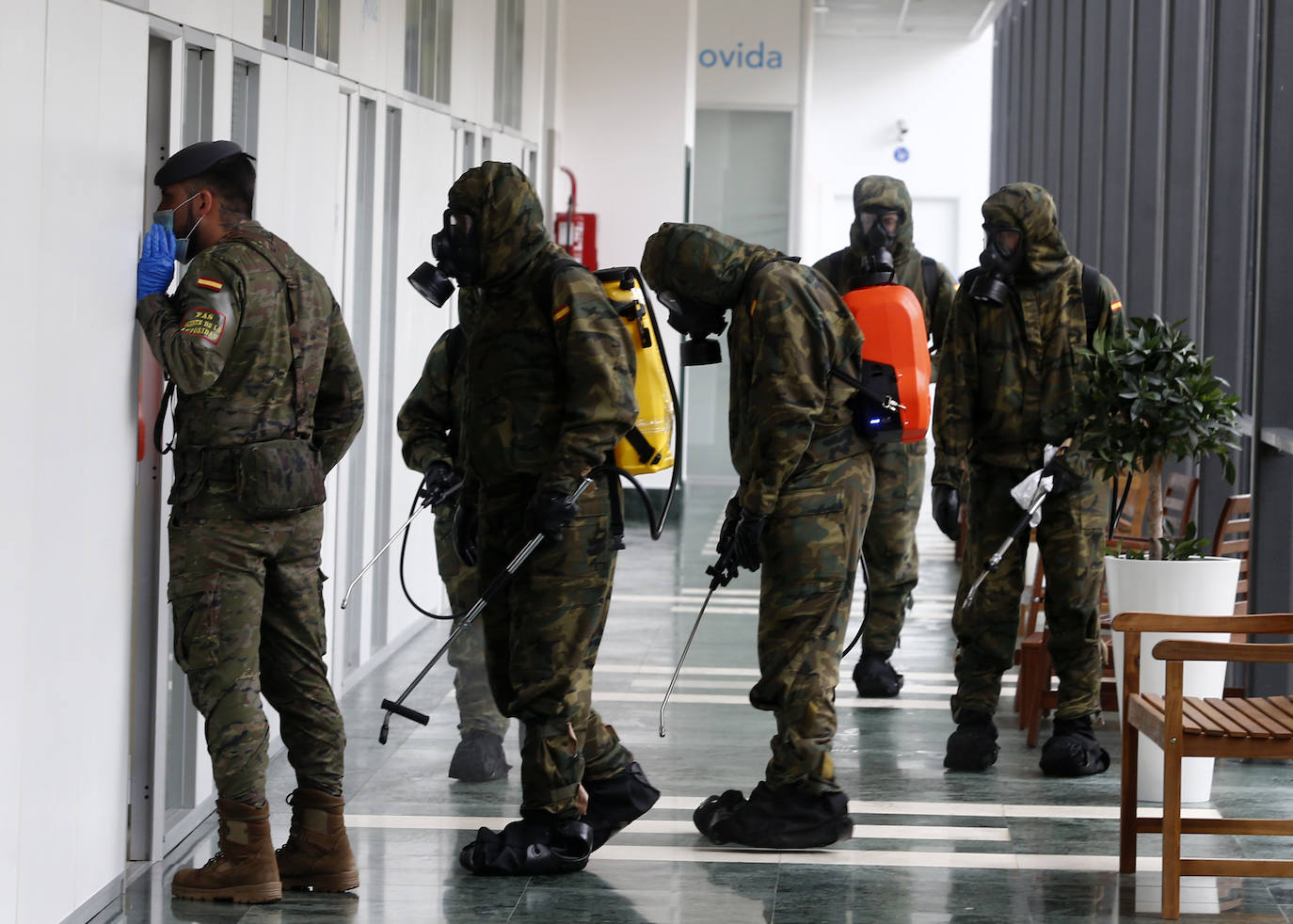 Efectivos del Regimiento de Infantería 'Príncipe' 3 del cuartel de Cabo Noval visitaron este lunes la Residencia Ovida de Oviedo para limpiar y desinfectar las instalaciones en el marco de las medidas de contención del COVID-19.