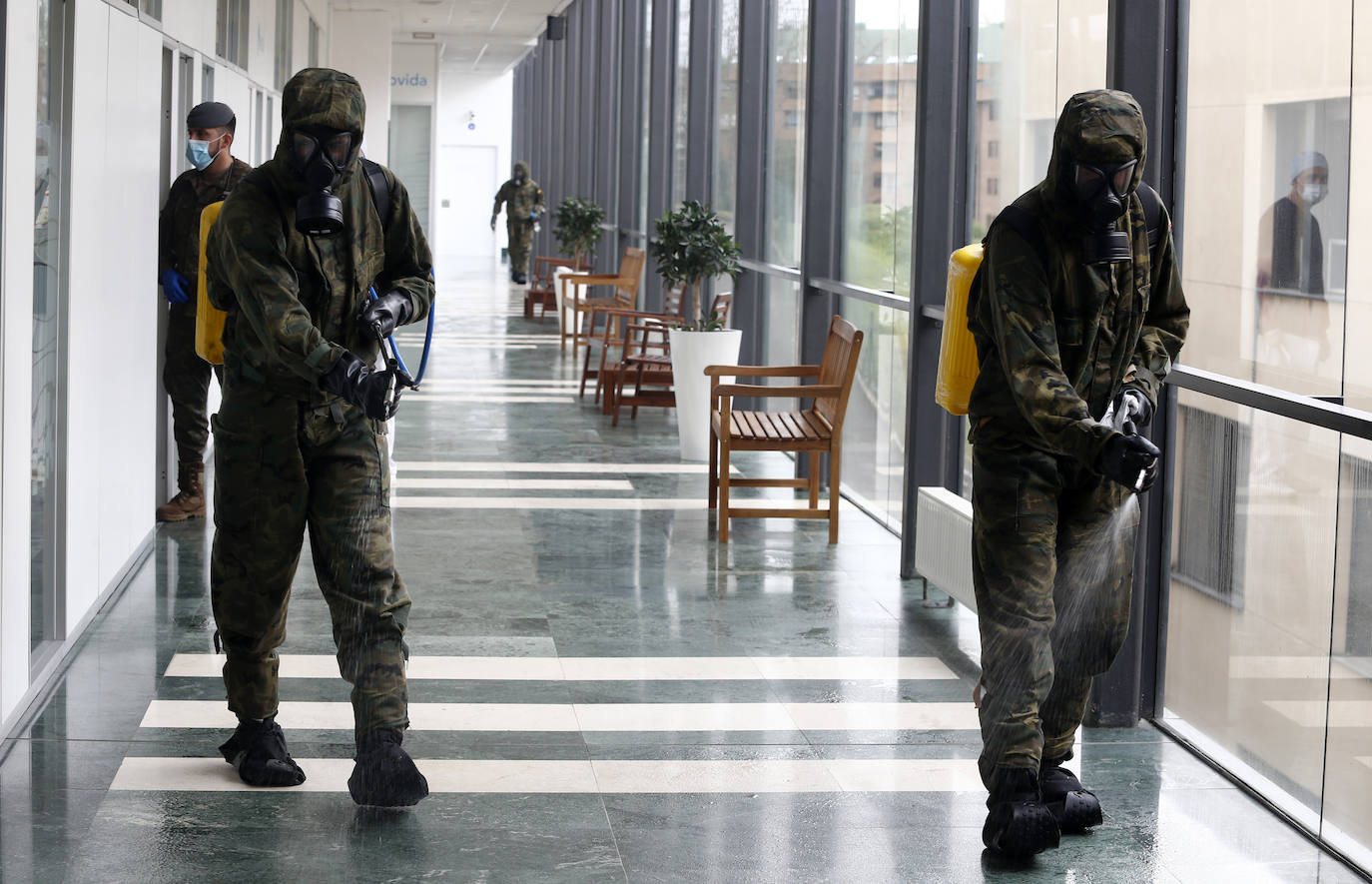 Efectivos del Regimiento de Infantería 'Príncipe' 3 del cuartel de Cabo Noval visitaron este lunes la Residencia Ovida de Oviedo para limpiar y desinfectar las instalaciones en el marco de las medidas de contención del COVID-19.