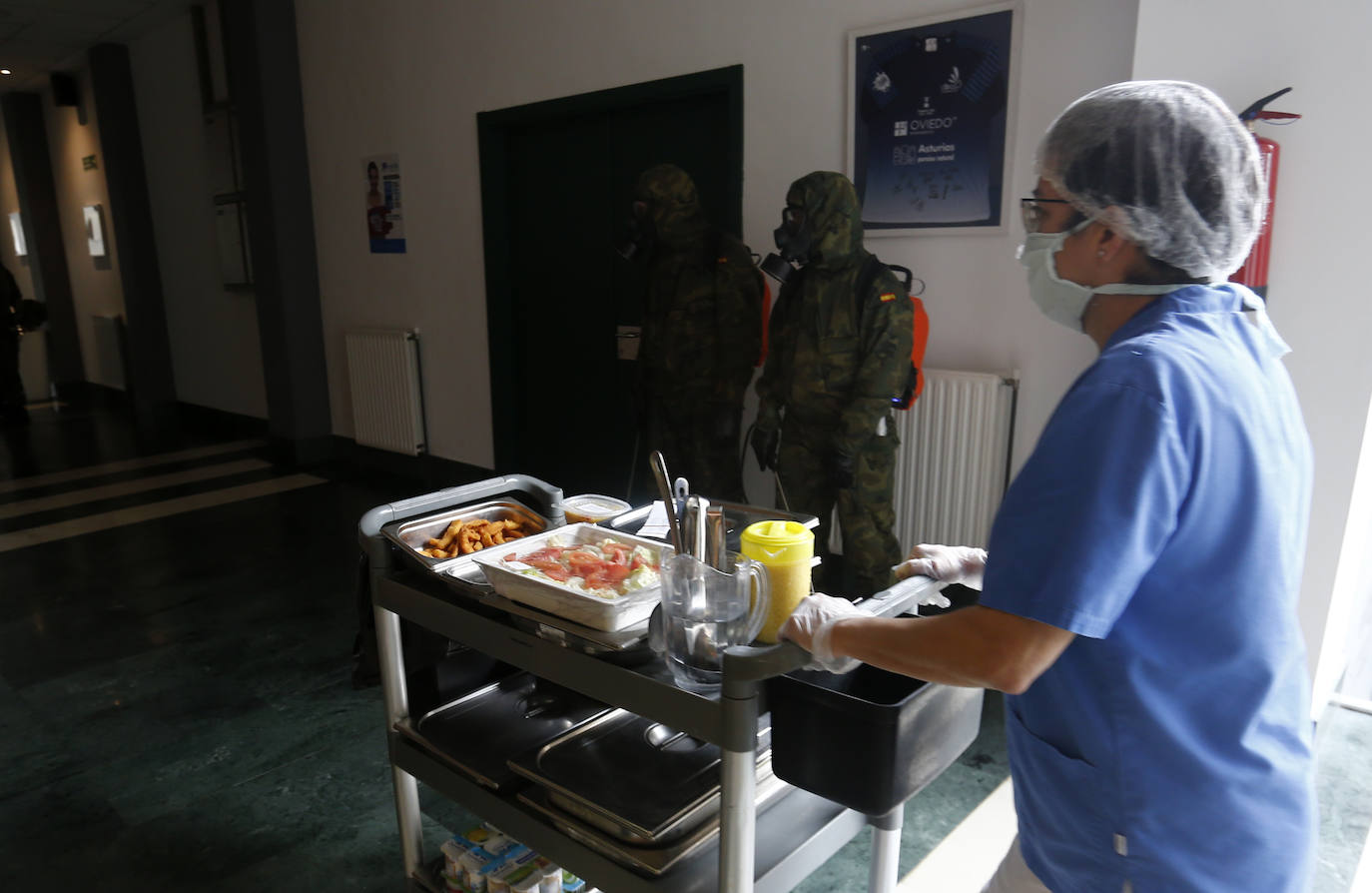 Efectivos del Regimiento de Infantería 'Príncipe' 3 del cuartel de Cabo Noval visitaron este lunes la Residencia Ovida de Oviedo para limpiar y desinfectar las instalaciones en el marco de las medidas de contención del COVID-19.