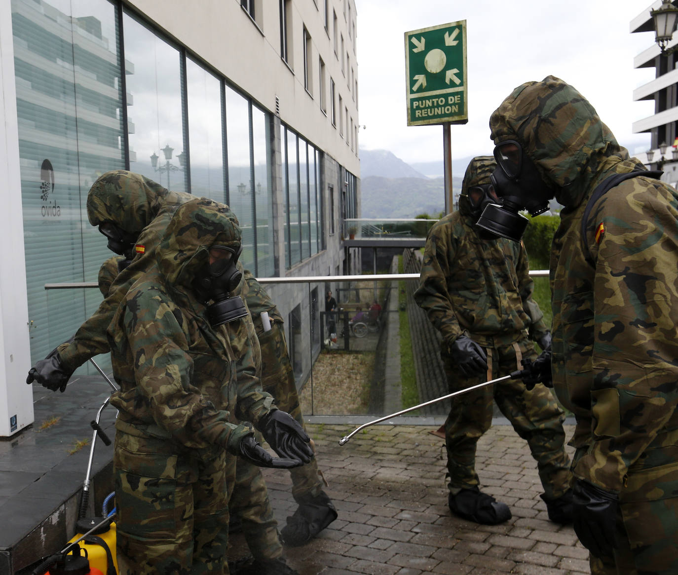 Efectivos del Regimiento de Infantería 'Príncipe' 3 del cuartel de Cabo Noval visitaron este lunes la Residencia Ovida de Oviedo para limpiar y desinfectar las instalaciones en el marco de las medidas de contención del COVID-19.