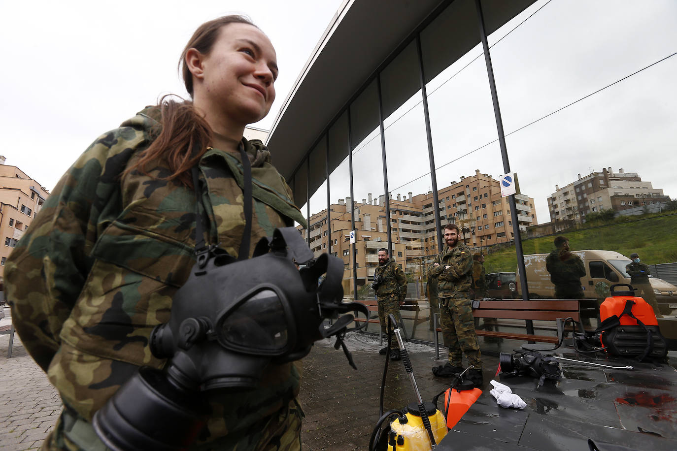 Efectivos del Regimiento de Infantería 'Príncipe' 3 del cuartel de Cabo Noval visitaron este lunes la Residencia Ovida de Oviedo para limpiar y desinfectar las instalaciones en el marco de las medidas de contención del COVID-19.