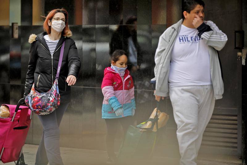 Fotos: Los tipos de mascarillas con los que los asturianos salen a la calle