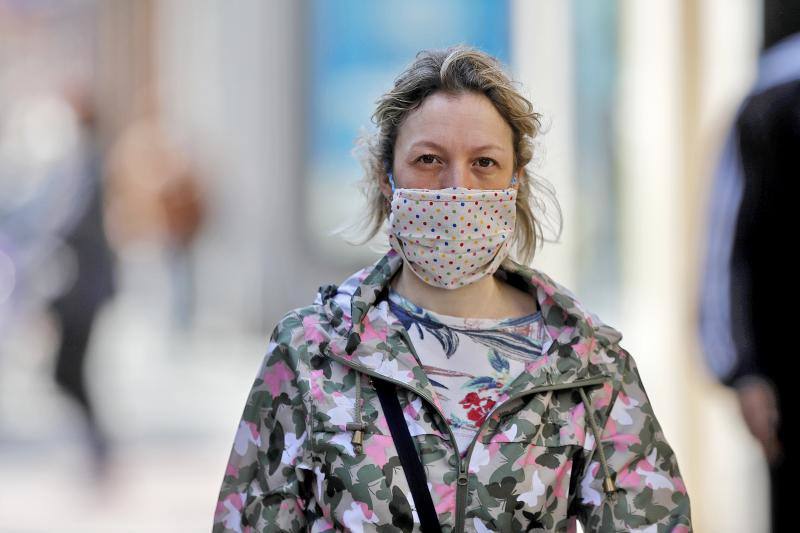 Fotos: Los tipos de mascarillas con los que los asturianos salen a la calle