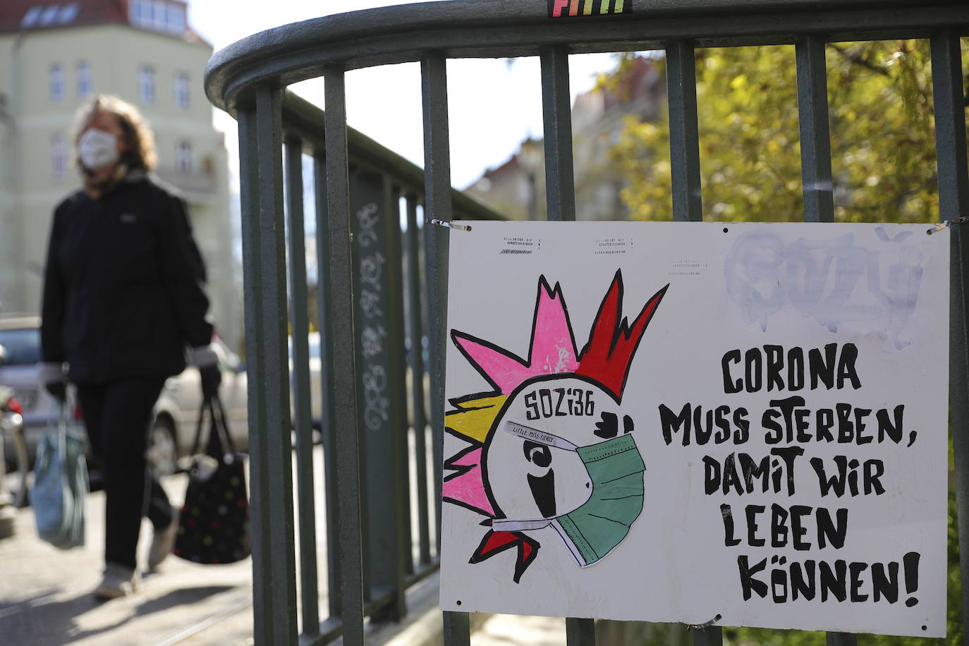 El arte sale a los balcones berlineses en tiempos de COVID-19