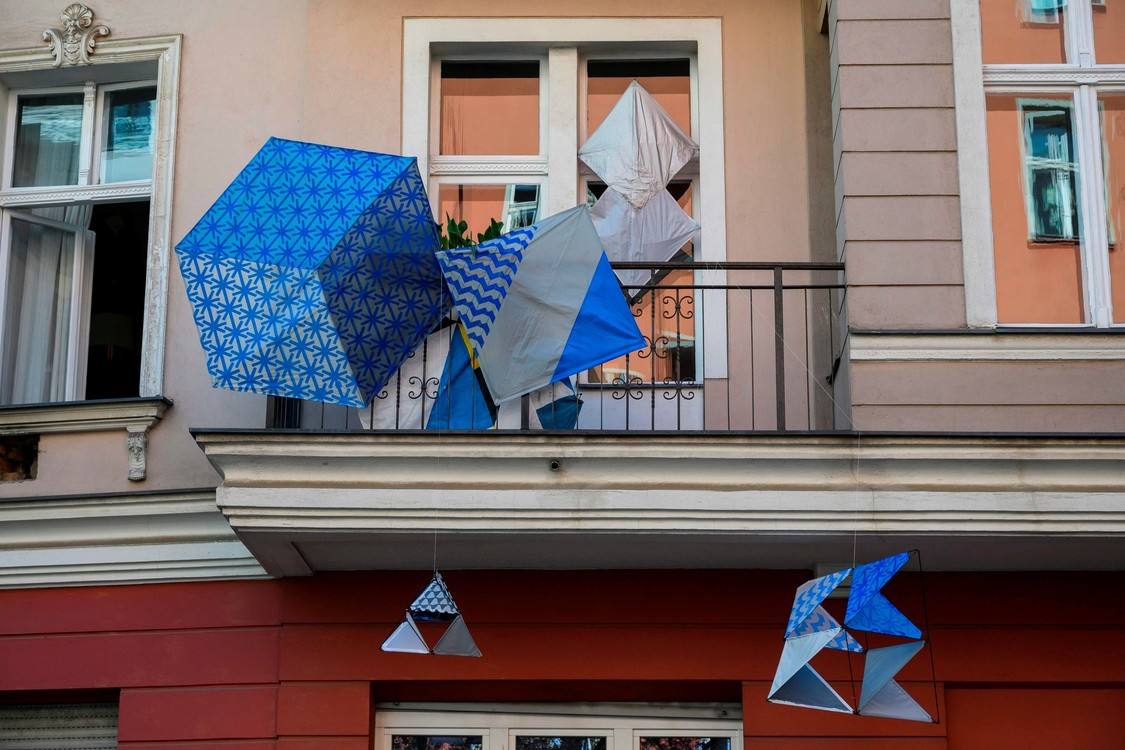 El arte sale a los balcones berlineses en tiempos de COVID-19
