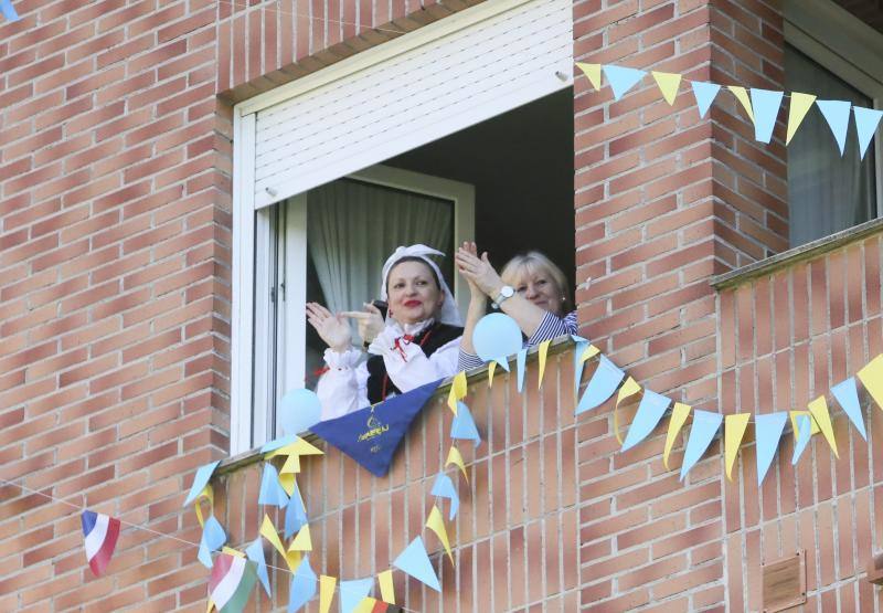 La Pola vive su martes de los Güevos Pintos marcado por el estado de alarma, limitado a una inédita telebendición en diferido y una llamada a entonar el himno de Asturias. Pero la celebración no se ha cancelado y ha tenido lugar desde las ventanas. 