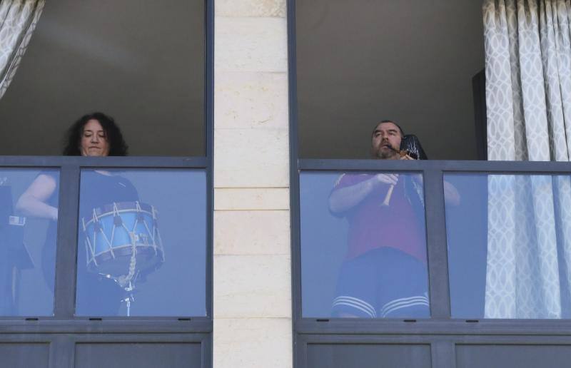 La Pola vive su martes de los Güevos Pintos marcado por el estado de alarma, limitado a una inédita telebendición en diferido y una llamada a entonar el himno de Asturias. Pero la celebración no se ha cancelado y ha tenido lugar desde las ventanas. 