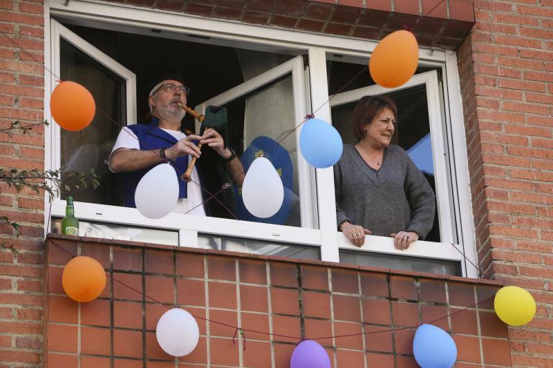 La Pola vive su martes de los Güevos Pintos marcado por el estado de alarma, limitado a una inédita telebendición en diferido y una llamada a entonar el himno de Asturias. Pero la celebración no se ha cancelado y ha tenido lugar desde las ventanas. 