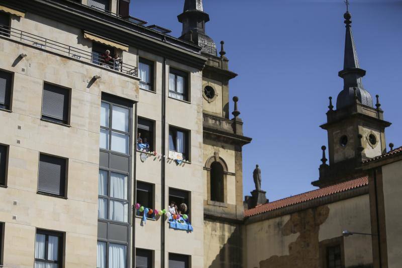 La Pola vive su martes de los Güevos Pintos marcado por el estado de alarma, limitado a una inédita telebendición en diferido y una llamada a entonar el himno de Asturias. Pero la celebración no se ha cancelado y ha tenido lugar desde las ventanas. 