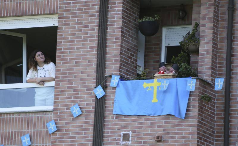 La Pola vive su martes de los Güevos Pintos marcado por el estado de alarma, limitado a una inédita telebendición en diferido y una llamada a entonar el himno de Asturias. Pero la celebración no se ha cancelado y ha tenido lugar desde las ventanas. 