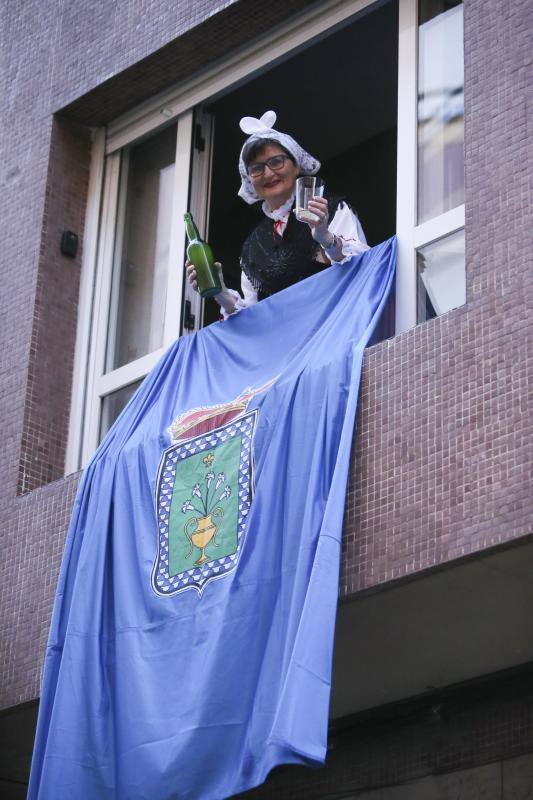 La Pola vive su martes de los Güevos Pintos marcado por el estado de alarma, limitado a una inédita telebendición en diferido y una llamada a entonar el himno de Asturias. Pero la celebración no se ha cancelado y ha tenido lugar desde las ventanas. 