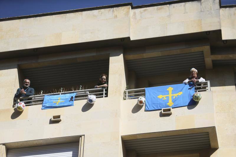 La Pola vive su martes de los Güevos Pintos marcado por el estado de alarma, limitado a una inédita telebendición en diferido y una llamada a entonar el himno de Asturias. Pero la celebración no se ha cancelado y ha tenido lugar desde las ventanas. 