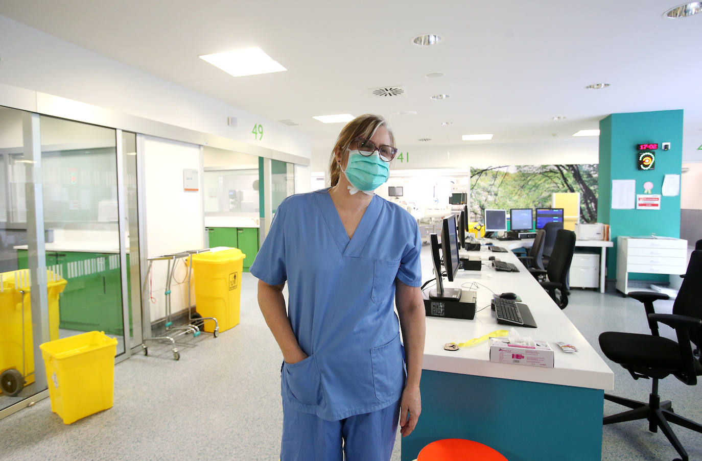 Los casos más graves de la pandemia del coronavirus en Asturias recaen sobre sus espaldas. Son los profesionales la Unidad de Cuidados Intensivos (UCI) del Hospital Universitario Central de Asturias. Ellos viven en directo las historias más dramáticas que deja el COVID-19 en la región pero también los casos más esperanzadores. Porque son muchos quienes, pese a las situaciones más delicadas, vencen al virus y salen de la unidad entre aplausos. EL COMERCIO ha llevado su objetivo este escenario para conocer el intenso y heroico trabajo de sus profesionales. Así es su día a día.