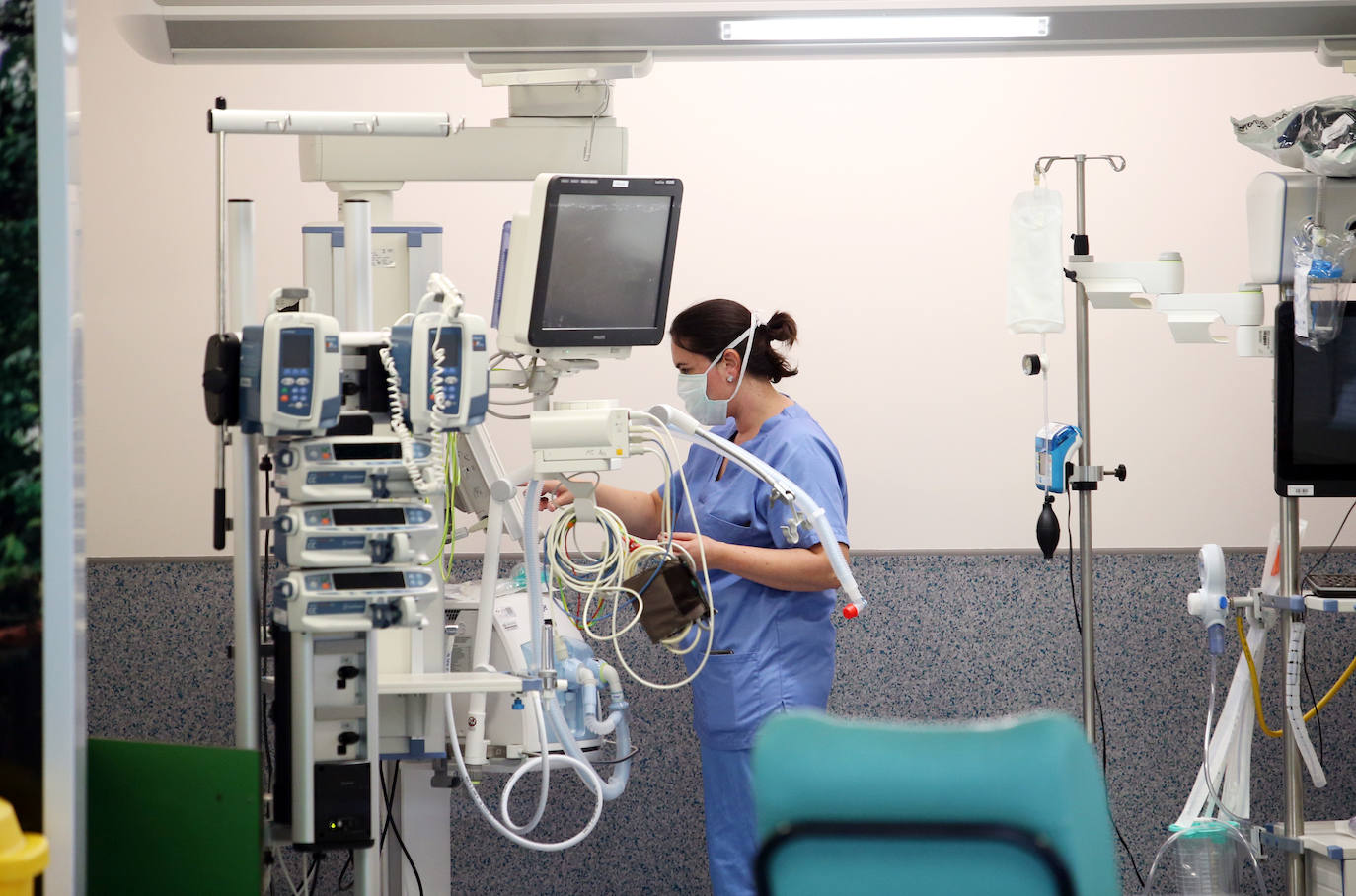 Los casos más graves de la pandemia del coronavirus en Asturias recaen sobre sus espaldas. Son los profesionales la Unidad de Cuidados Intensivos (UCI) del Hospital Universitario Central de Asturias. Ellos viven en directo las historias más dramáticas que deja el COVID-19 en la región pero también los casos más esperanzadores. Porque son muchos quienes, pese a las situaciones más delicadas, vencen al virus y salen de la unidad entre aplausos. EL COMERCIO ha llevado su objetivo este escenario para conocer el intenso y heroico trabajo de sus profesionales. Así es su día a día.