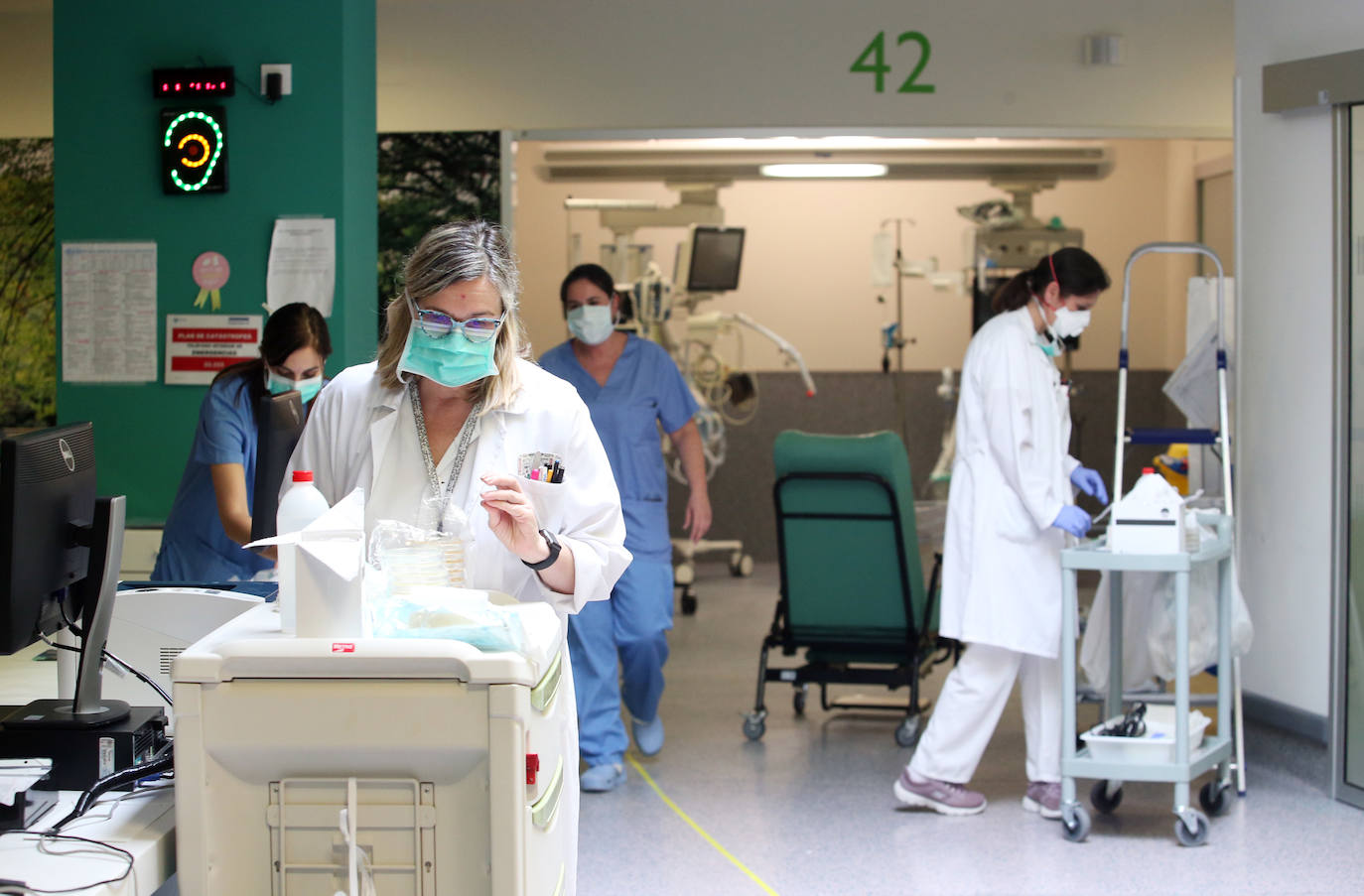 Los casos más graves de la pandemia del coronavirus en Asturias recaen sobre sus espaldas. Son los profesionales la Unidad de Cuidados Intensivos (UCI) del Hospital Universitario Central de Asturias. Ellos viven en directo las historias más dramáticas que deja el COVID-19 en la región pero también los casos más esperanzadores. Porque son muchos quienes, pese a las situaciones más delicadas, vencen al virus y salen de la unidad entre aplausos. EL COMERCIO ha llevado su objetivo este escenario para conocer el intenso y heroico trabajo de sus profesionales. Así es su día a día.