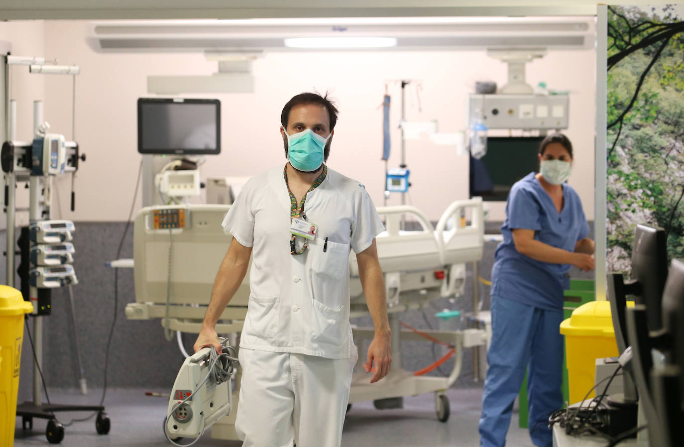 Los casos más graves de la pandemia del coronavirus en Asturias recaen sobre sus espaldas. Son los profesionales la Unidad de Cuidados Intensivos (UCI) del Hospital Universitario Central de Asturias. Ellos viven en directo las historias más dramáticas que deja el COVID-19 en la región pero también los casos más esperanzadores. Porque son muchos quienes, pese a las situaciones más delicadas, vencen al virus y salen de la unidad entre aplausos. EL COMERCIO ha llevado su objetivo este escenario para conocer el intenso y heroico trabajo de sus profesionales. Así es su día a día.